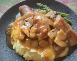 braised sausages with mashed potatoes and asparagus