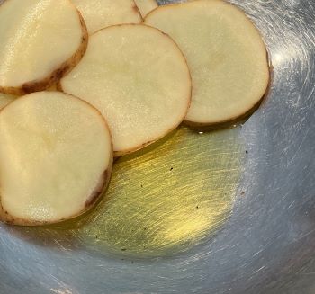 sliced potatoes in oil