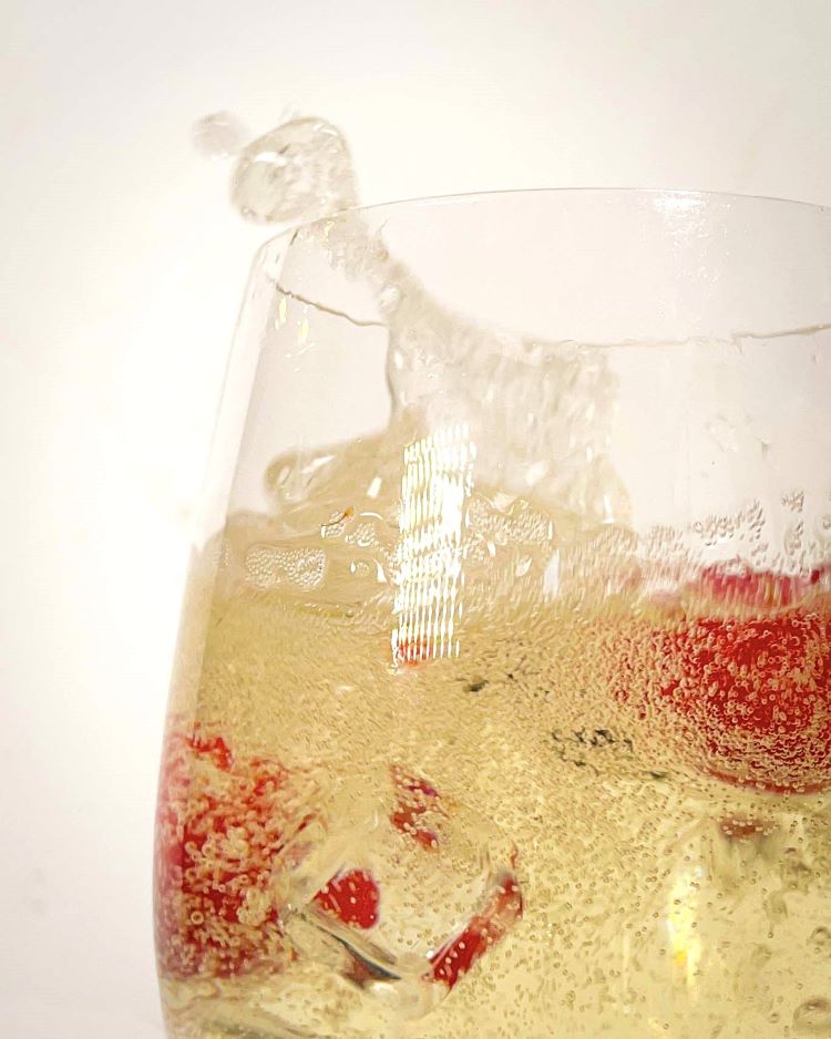 white wine spritzer with raspberries white wine spritzer with raspberries